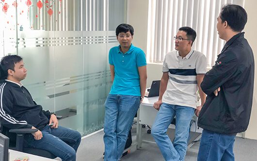 Đội ngũ TEQTO trao đổi trước màn hình dự án