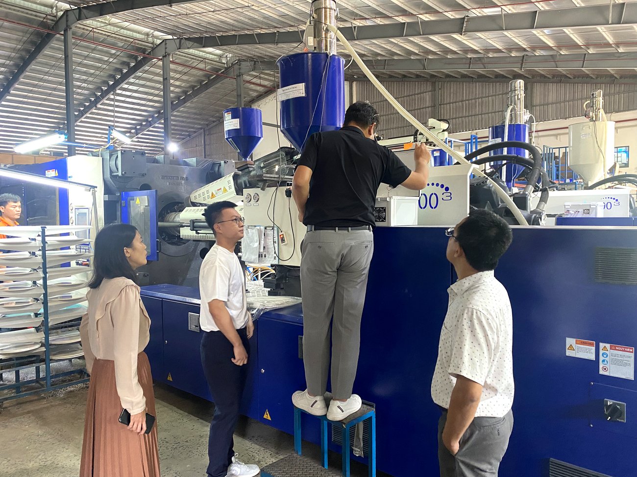 Khảo sát và đấu nối máy tại xưởng ép nhựa của khách hàng