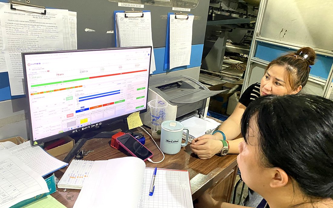 Nhân viên nhà máy dùng ControlMES ngay tại chuyền sản xuất