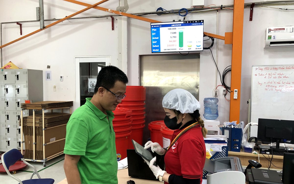 Kỹ sư TEQTO làm việc tại chuyền sản xuất của khách hàng