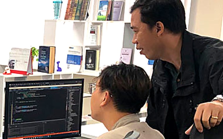 Đội phát triển làm việc tại văn phòng