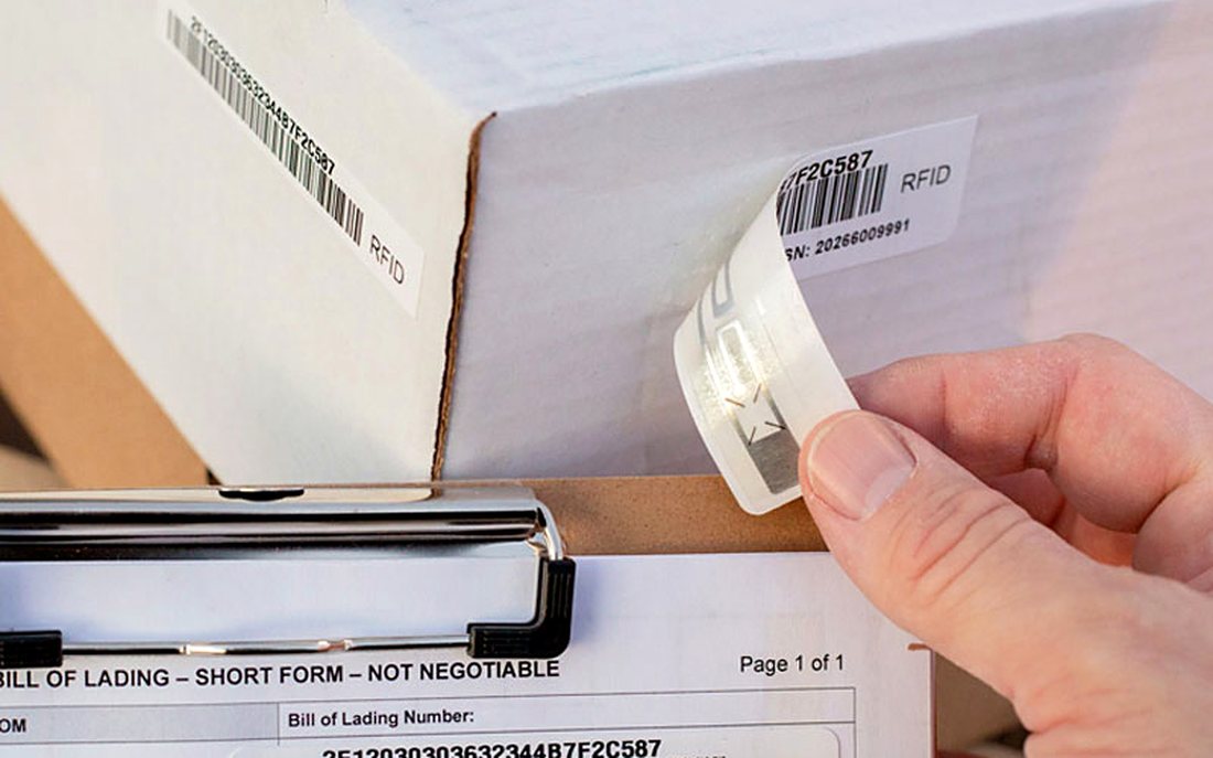 Gắn thẻ RFID lên vật tư