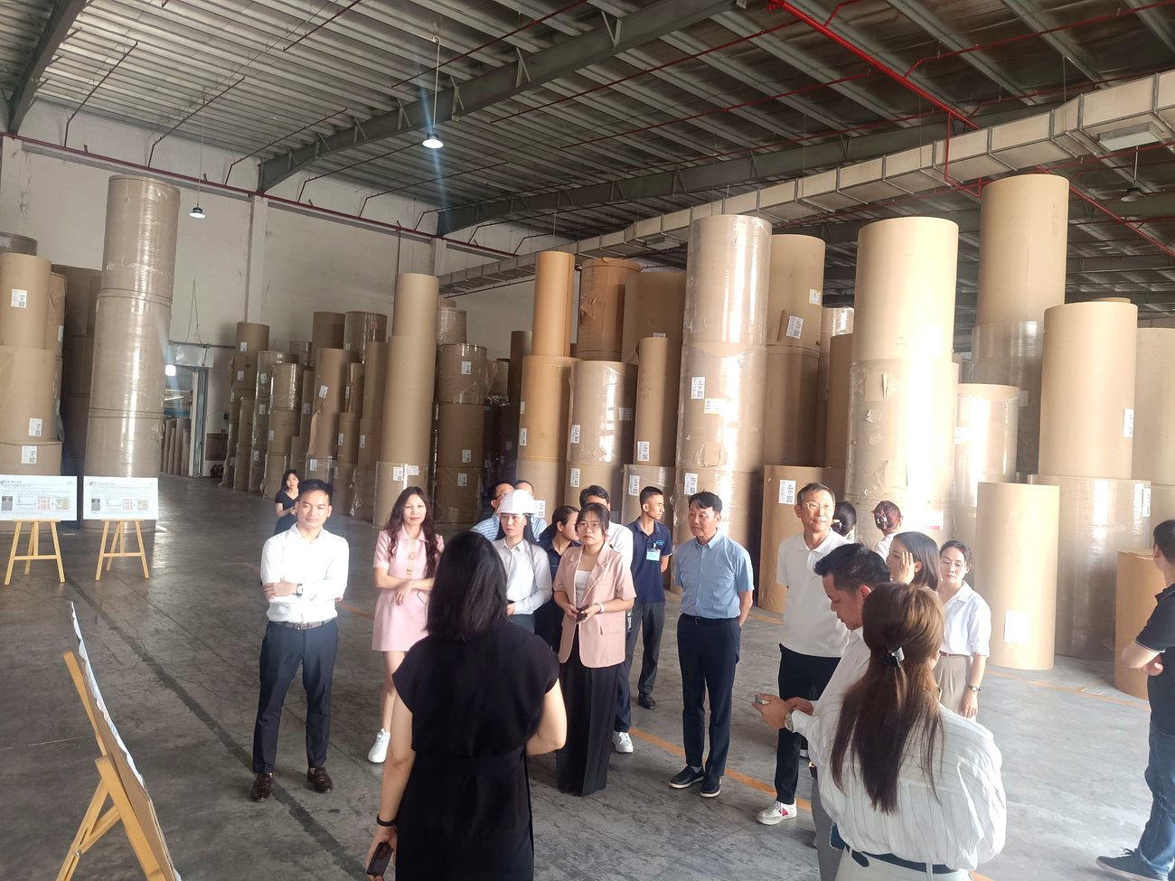 Kho cuộn giấy tại nhà máy bao bì